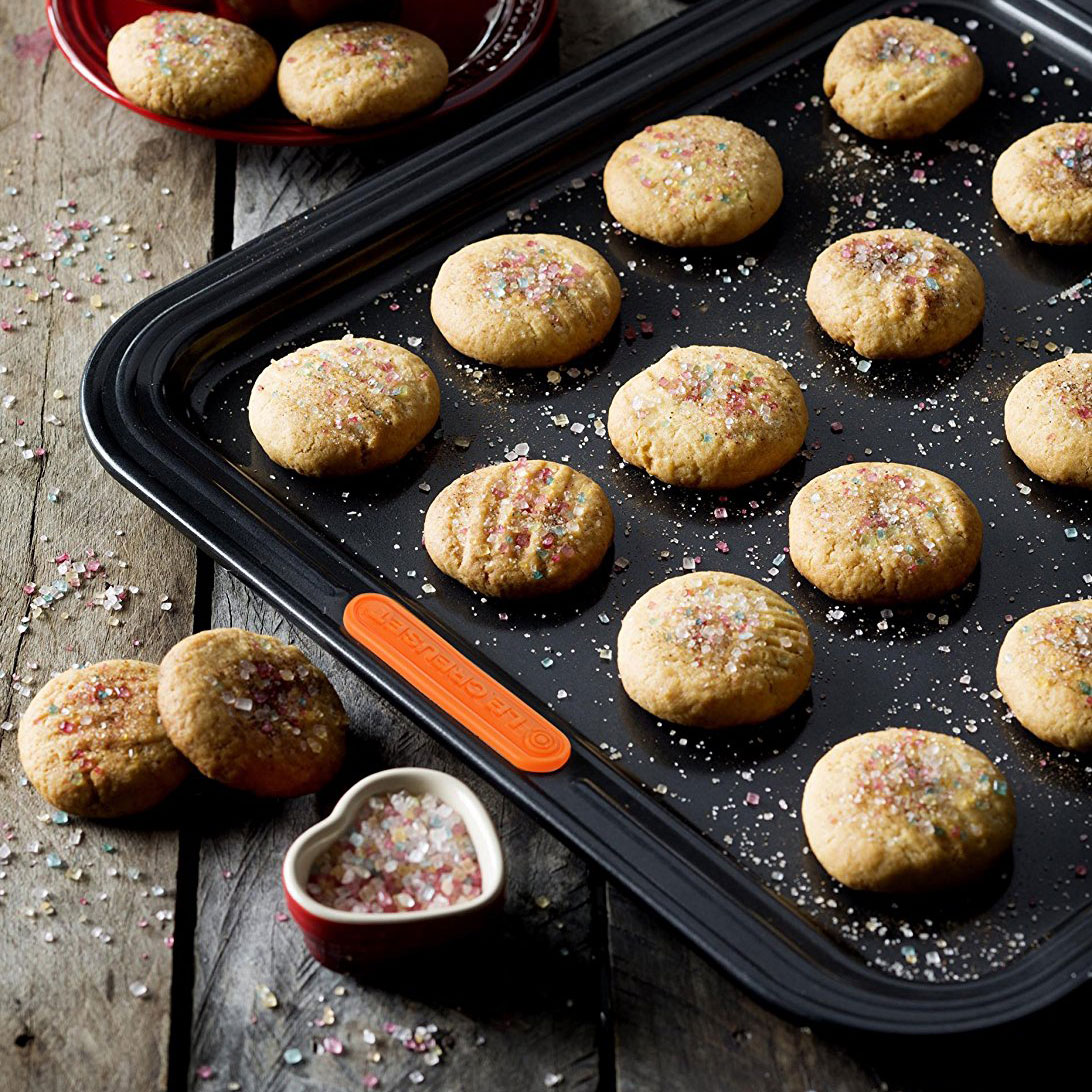 38 cm and Baking Sheet 31 cm Le Creuset Toughened Non-Stick Bakeware Insulated Cookie Tray 